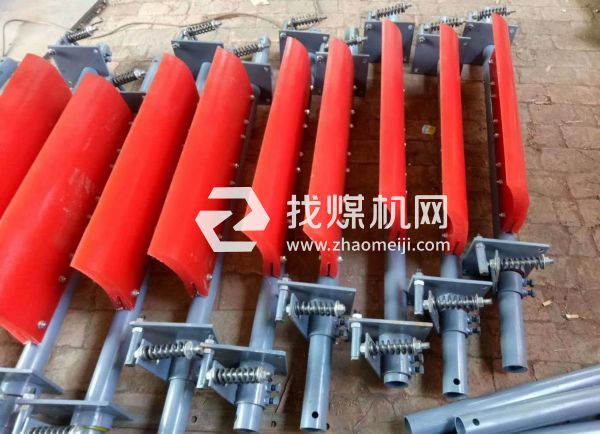 皮帶輸送機(jī)頭部清掃器，固達(dá)利聚氨酯清掃器廠家，攪拌站專用皮帶清掃器